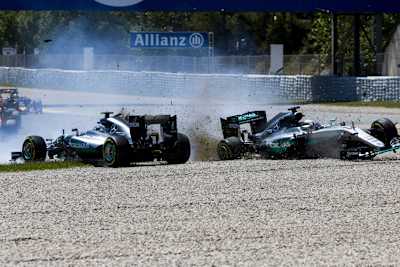 Erste Runde in Spanien: Die beiden Mercedes trudeln ins Aus