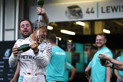 Keine Zeit: Erst zuhause wurde Nico Rosberg die Spuren seiner Champagner-Dusche von Baku los