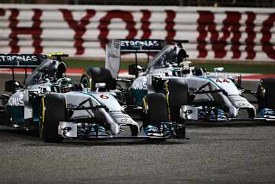 Bei der ersten Nachtfahrt 2014, in Bahrain, hatte letztlich Lewis Hamilton (rechts) die Nase vorne