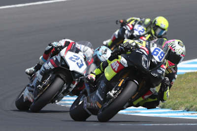 Tom Booth-Amos vor Marcel Schrötter