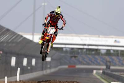 Antonio Cairoli schwebt über der Start-Zielgeraden des EuroSpeedway