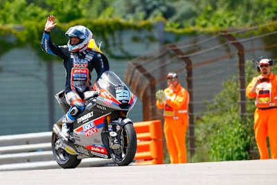 Marcel Schrötter lässt sich bei seinem Heimrennen auf dem Sachsenring feiern