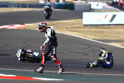 Scott Redding (stehend) kam glimpflicher davon als Domi Aegerter