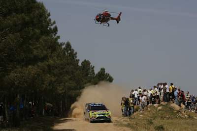 Ein TV-Hubschrauber folgt Mikko Hirvonen.