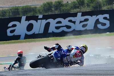 Sturz von Tom Lüthi – Xavi Vierge liegt bereits