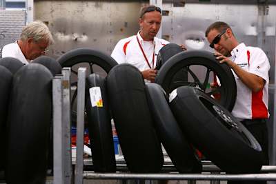 Bridgestone: Asymmetrisch hinten, stabil vorne