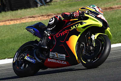 Darryn Binder war beim Valencia-GP 2022 am Sonntag mit dem CryptoDATA-Schriftzug unterwegs 