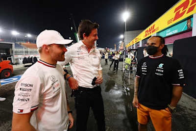 Valtteri Bottas mit Toto Wolff und Lewis Hamilton