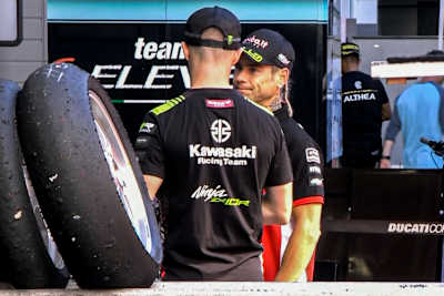 Jonathan Rea (li.) traf sich mit Alvaro Bautista zur Aussprache