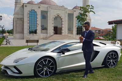 Kenan Sofuoglu mit einem seiner Spielzeuge