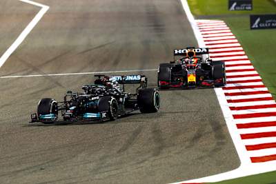 Lewis Hamilton vor Max Verstappen