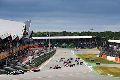Die Fahrer der zehn Teams kurz nach dem Start zum britischen Grand Prix in Silverstone