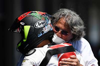 Paolo Simoncelli umarmt Tatsuki Suzuki