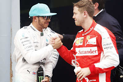 Sebastian Vettel gratuliert Lewis Hamilton zur Pole