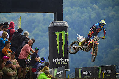 Trotz einer Handverletzung gewann Antonio Cairoli in Loket das Qualifikationsrennen