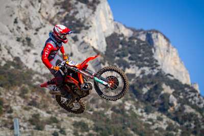 Tom Koch fliegt durch die Dolomiten