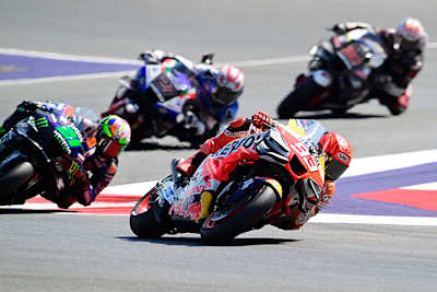 Im Sprint: Marc Márquez (93) vor Morbidelli (21), Lecuona und Nakagami