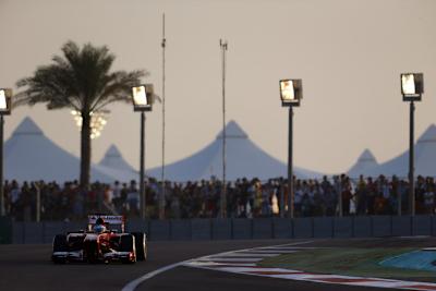 Fernando Alonso fährt in die Nacht von Abu Dhabi