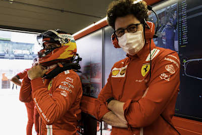 Carlos Sainz und Mattia Binotto