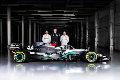 Toto Wolff mit seinen Schützlinge Valtteri Bottas und Lewis Hamilton und dem neuen Silberpfeil W11