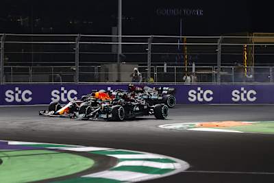 Lewis Hamilton und Max Verstappen lieferten sich in Saudi-Arabien ein hartes Duell