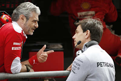 Maurizio Arrivabene von Ferrari mit Toto Wolff von Mercedes