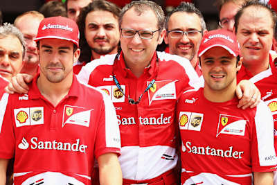 Ferrari-Teamchef Stefano Domenicali mit Alonso (links) und Massa