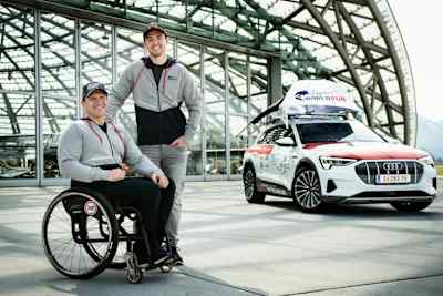 Matthias Walkner mit Rollstuhl-Athlet Reini Sampl