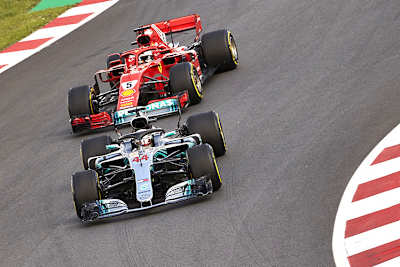 Lewis Hamilton vor Sebastian Vettel