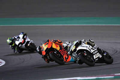 Álvaro Bautista vor Pol Espargaró und Karel Abraham