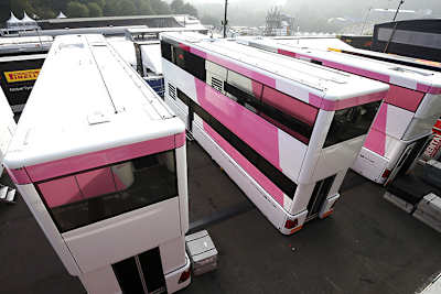 Die Renntransporter im Fahrerlager von Spa-Francorchamps