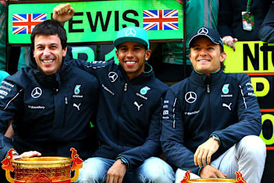 Toto Wolff mit seinen beiden Stars Lewis Hamilton und Nico Rosberg