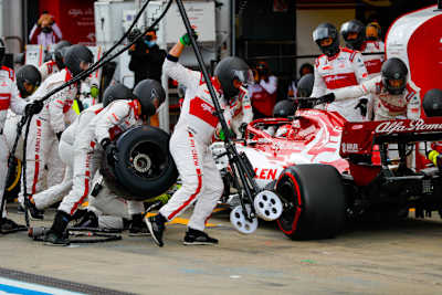 Reifenwechsel am Wagen von Kimi Räikkönen auf dem Nürburgring