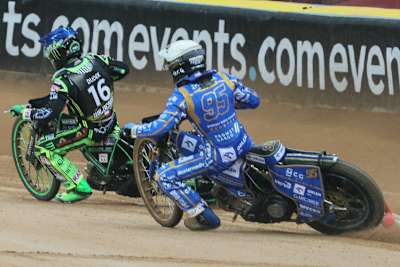 In der Polnischen Meisterschaft liegt Patryk Dudek vor Bartosz Zmarzlik