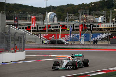 Lewis Hamilton allein auf weiter Flur