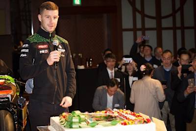 Jonathan Rea schnitt persönlich den Kuchenan