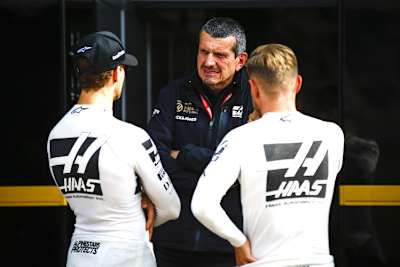 Günther Steiner mit seinen Piloten Romain Grosjean und Kevin Magnussen