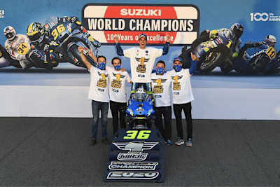 Sylvain Guintoli, Davide Brivio, Joan Mir, Technical Manager Ken Kawauchi und Alex Rins (v.l.n.r.) 