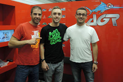 Vor dem Debüt beim Jerez-Test: Folger-Manager Cristian Llavero, Jonas Folger und sein neuer Crew-Chief Fausto Bencivenni (v. li.)