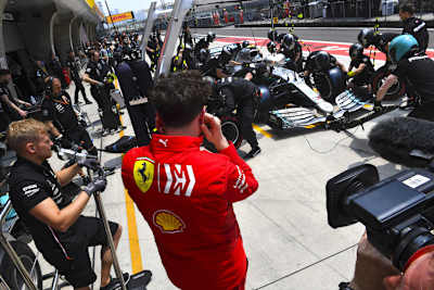 Mattia Binotto in China: Ein langer, nachdenklicher Blick auf den Silberpfeil