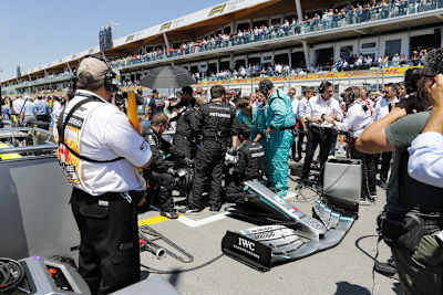 Am Mercedes von Lewis Hamilton wurde bis kurz vor dem Start gearbeitet