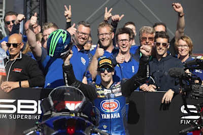 Jubel bei Stefani Manzi und Ten Kate Yamaha