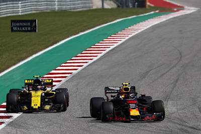Carlos Sainz (links) neben Max Verstappen