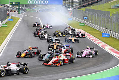 Start zum Sprintrennen der Formel 2, Mick Schumacher vorne im rotweissen Auto