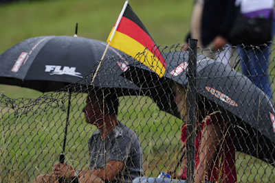 Die deutschen Fans stehen auch weiterhin im Regen