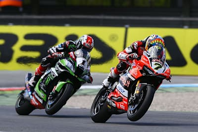 Chaz Davies im Kampf gegen Jonathan Rea