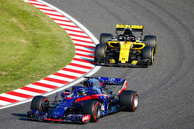 Brendon Hartley (Toro Rosso-Honda) vor Carlos Sainz (Renault) 