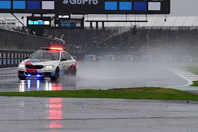 Sogar das Safety Car geriet auf den Wassermassen ins Rutschen