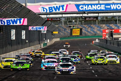 Mächtig viele GT3-Boliden: Der Rennstart im ADAC GT Masters ist spektakulär