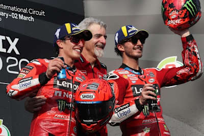 Gigi Dall’Igna mit seinen Fahrern Marc Marquez und Pecco Bagnaia